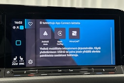 valkoinen Volkswagen Golf 2023 kuva 22.