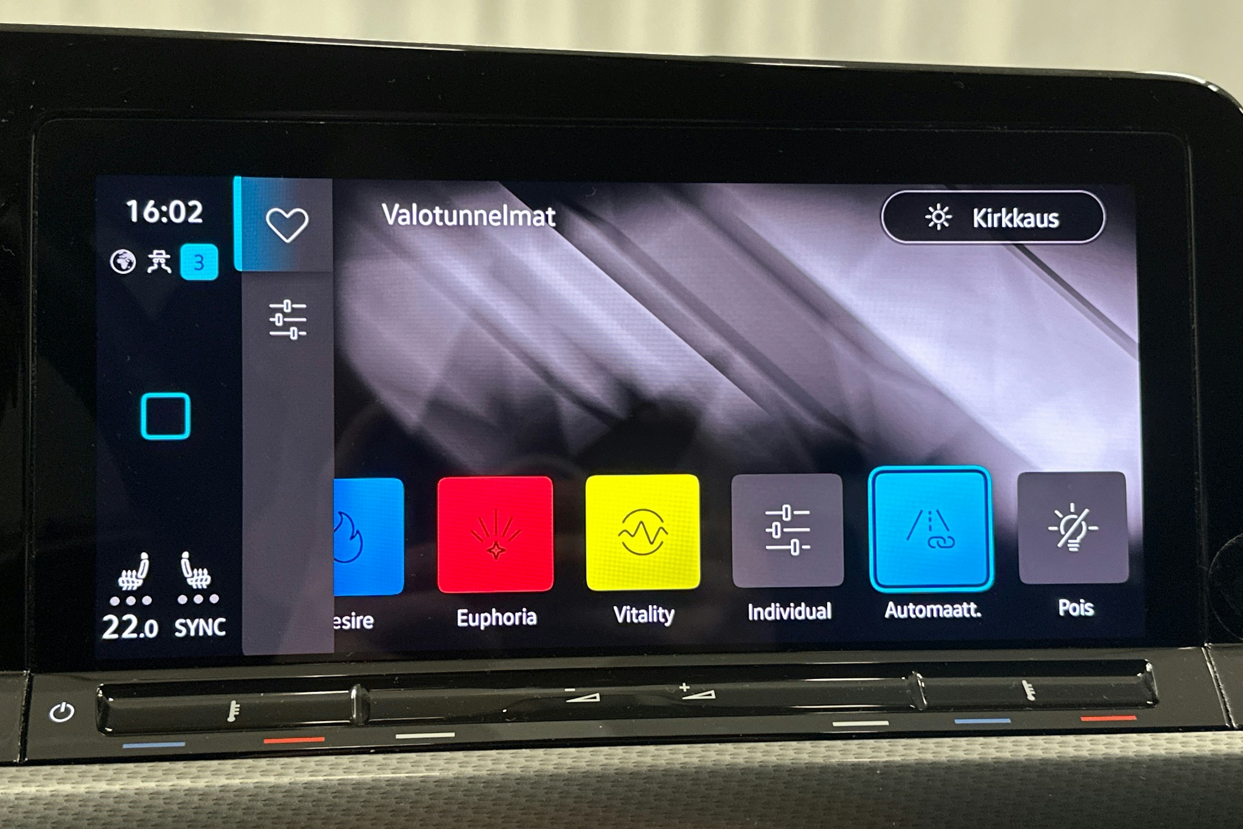 valkoinen Volkswagen Golf 2023 kuva 23.