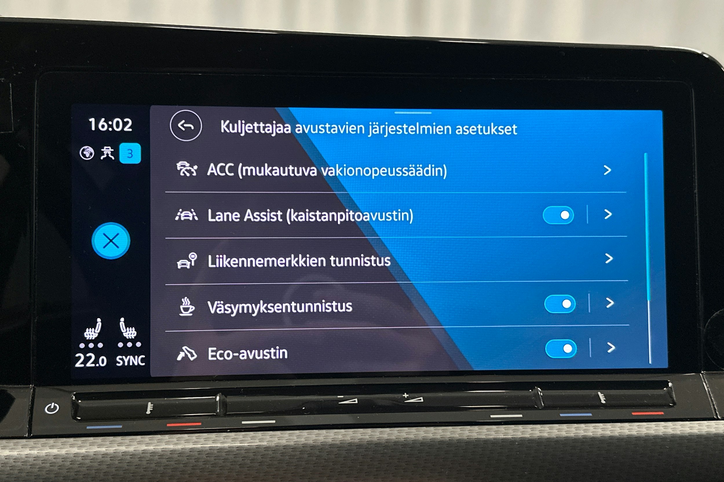 valkoinen Volkswagen Golf 2023 kuva 24.