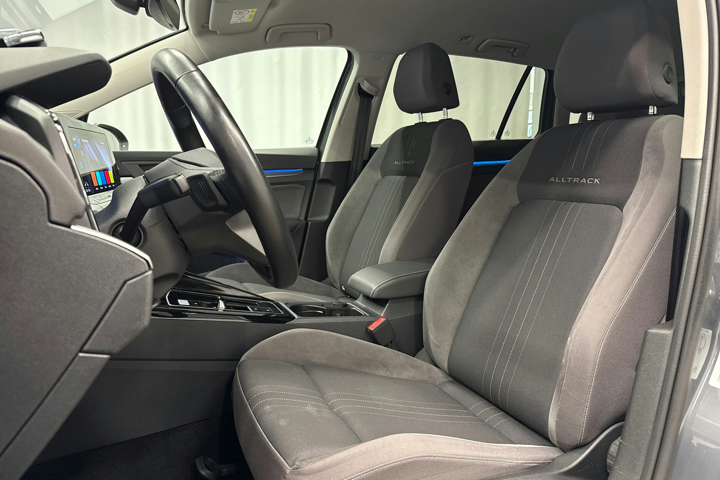 harmaa Volkswagen Golf 2023 kuva 20.