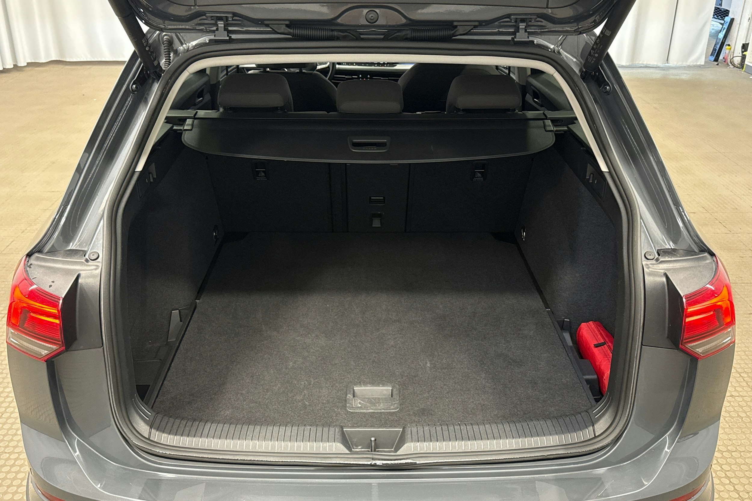 harmaa Volkswagen Golf 2023 kuva 22.