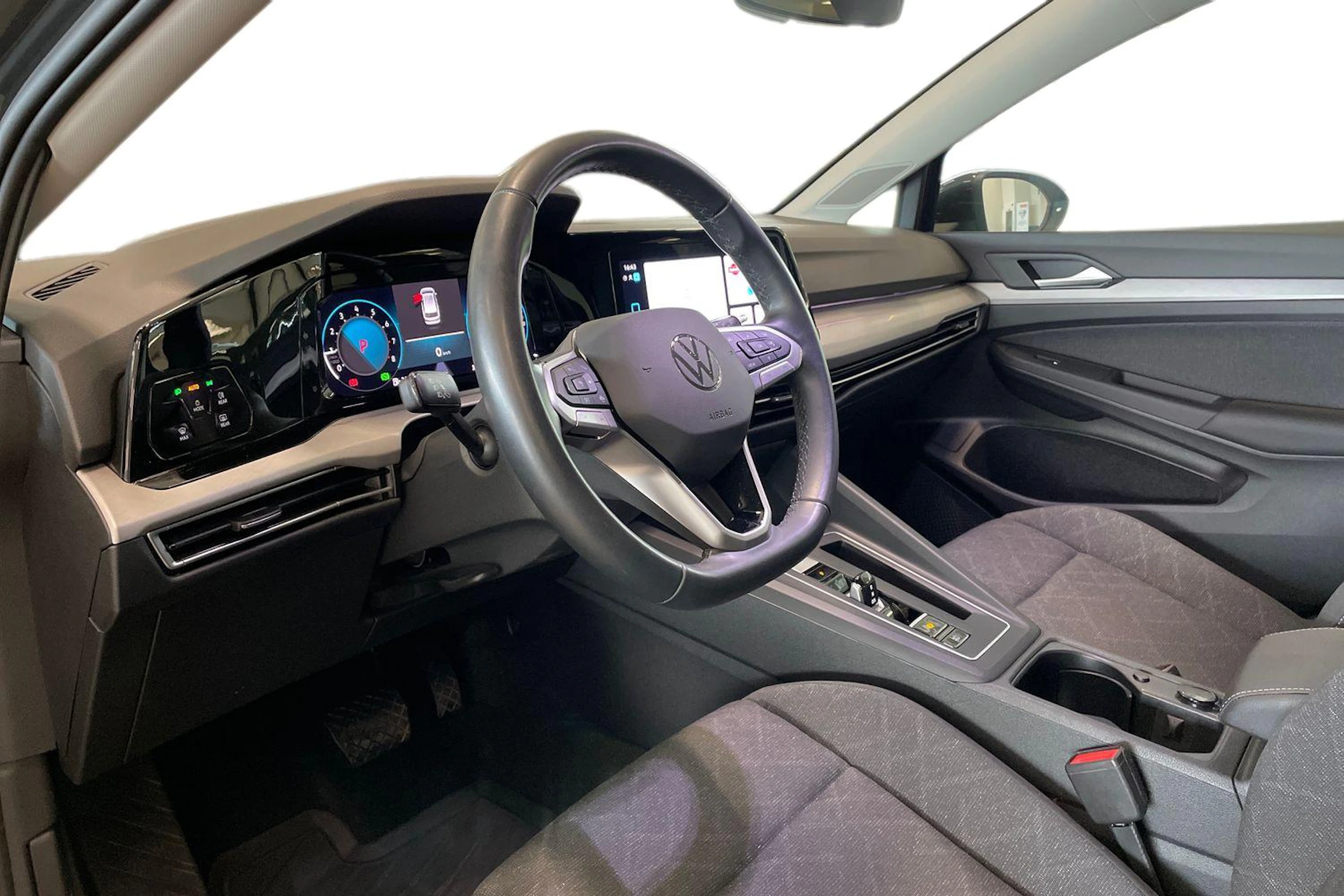 harmaa Volkswagen Golf 2023 kuva 8.