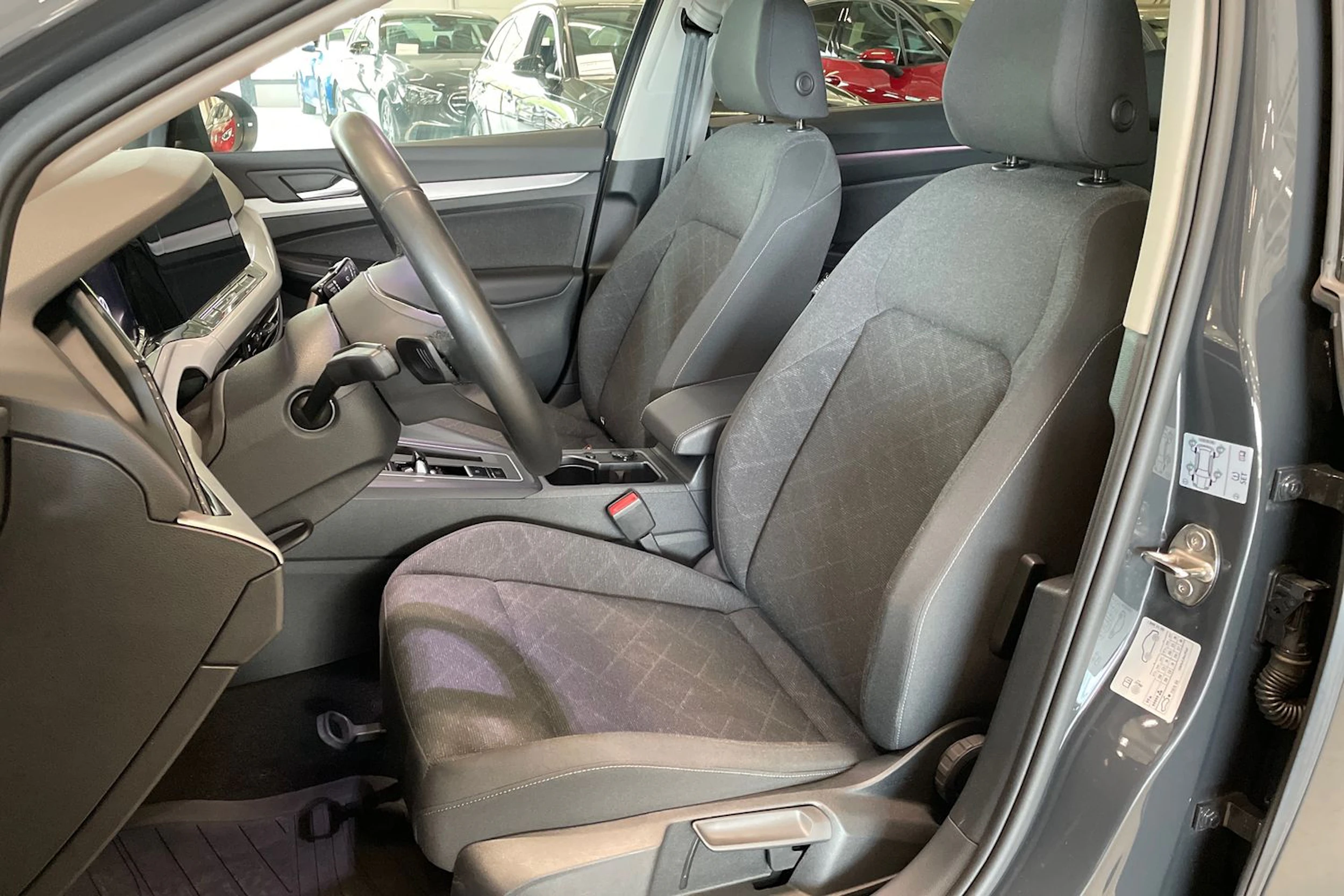 harmaa Volkswagen Golf 2023 kuva 15.