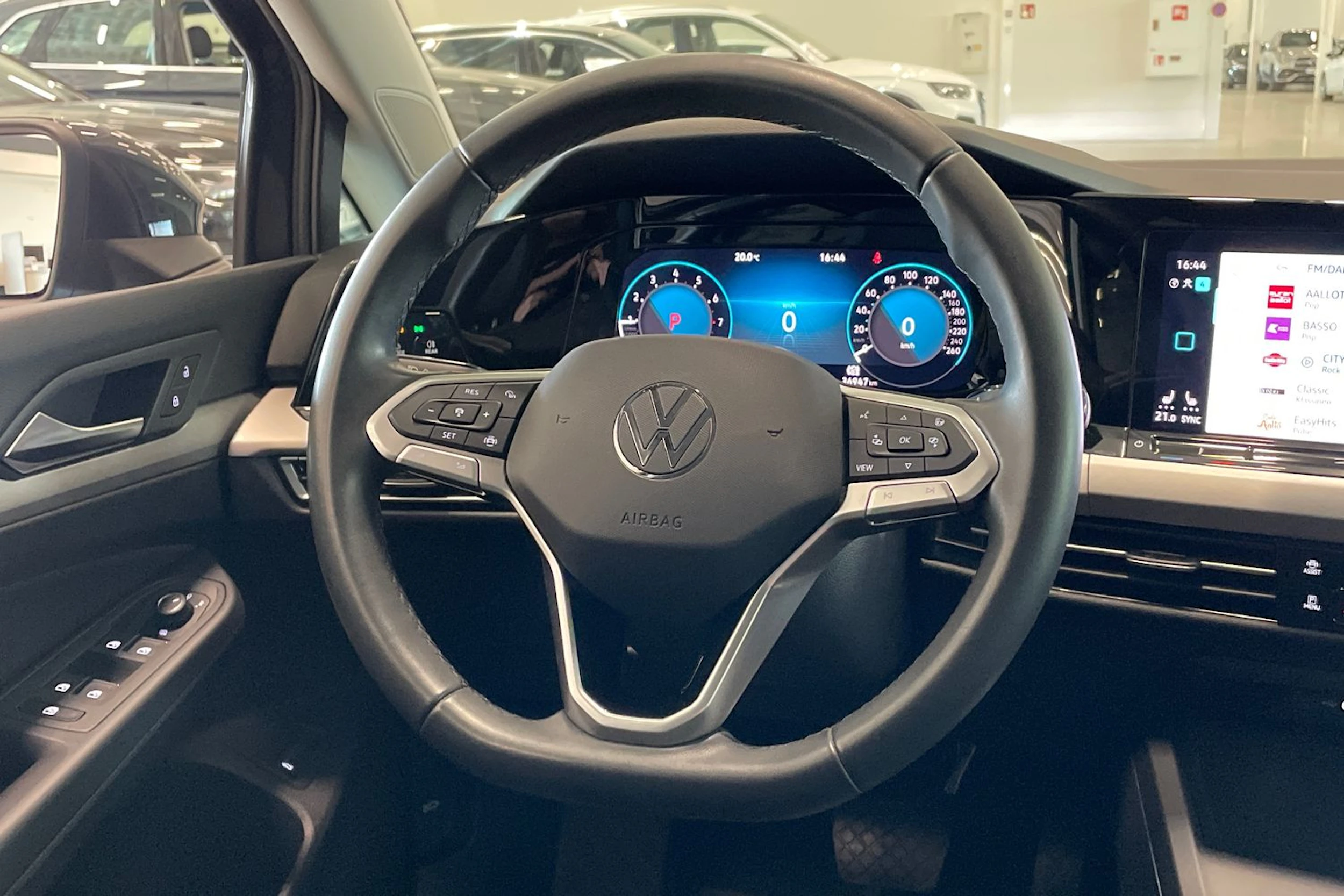 harmaa Volkswagen Golf 2023 kuva 16.