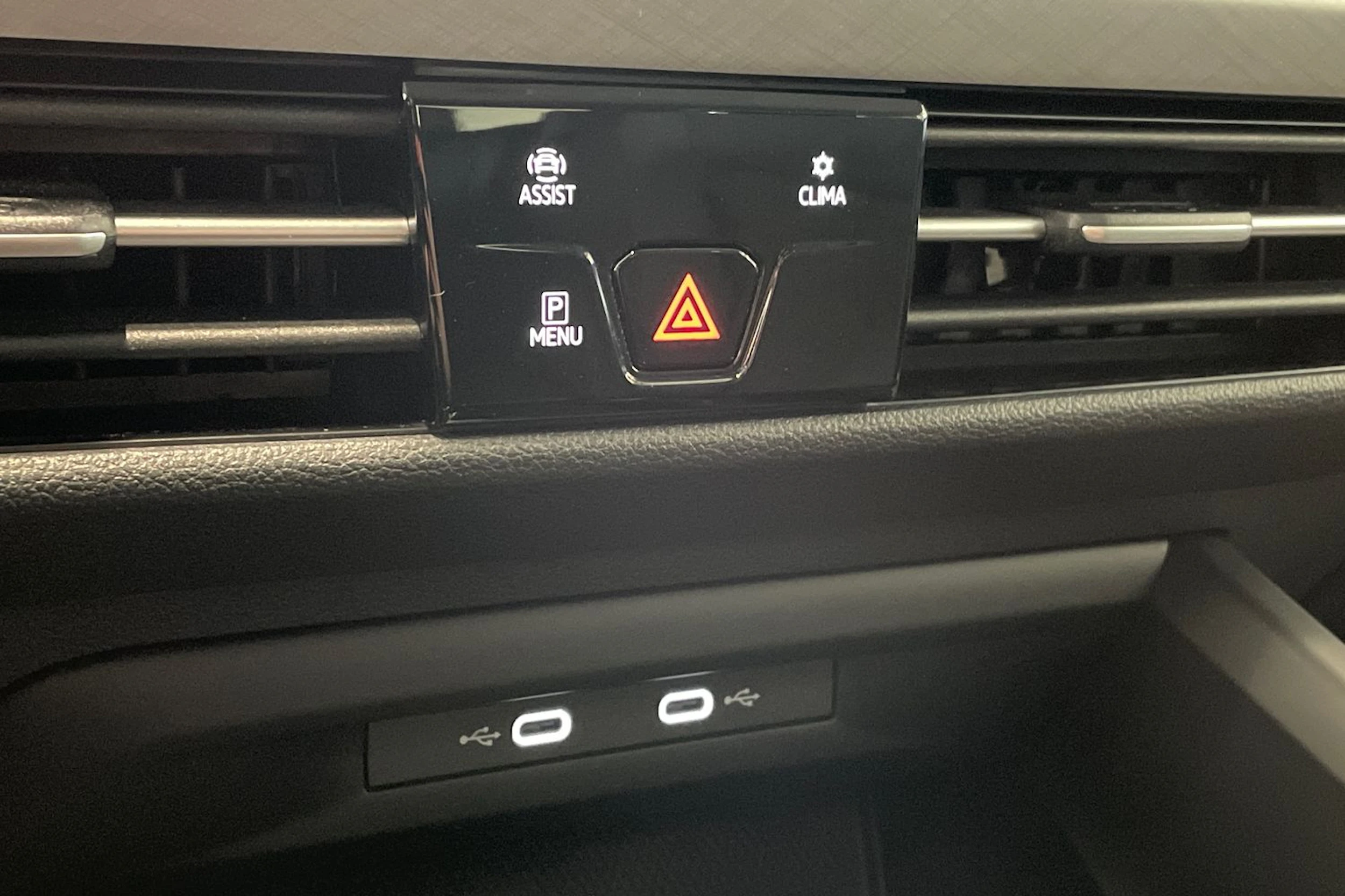 harmaa Volkswagen Golf 2023 kuva 29.