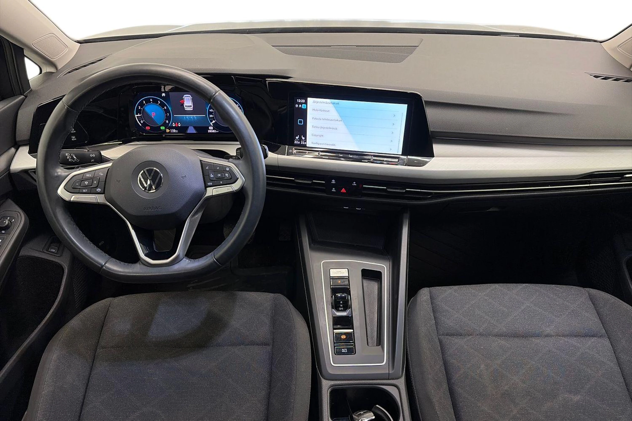 harmaa Volkswagen Golf 2023 kuva 9.