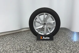 harmaa Volkswagen Golf 2023 kuva 13.