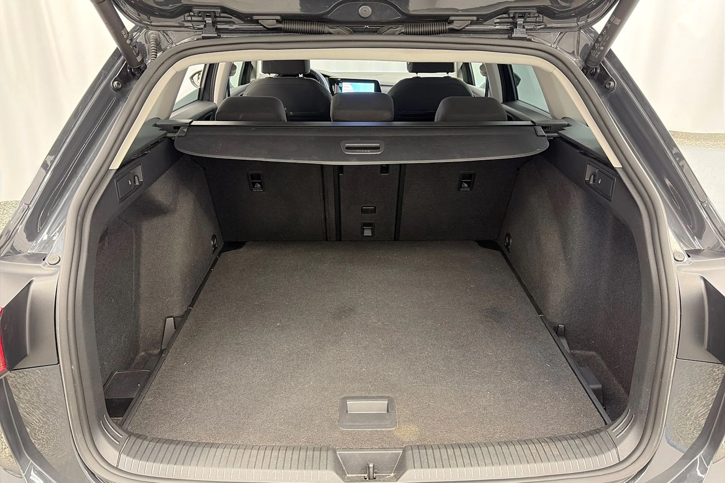 harmaa Volkswagen Golf 2023 kuva 15.