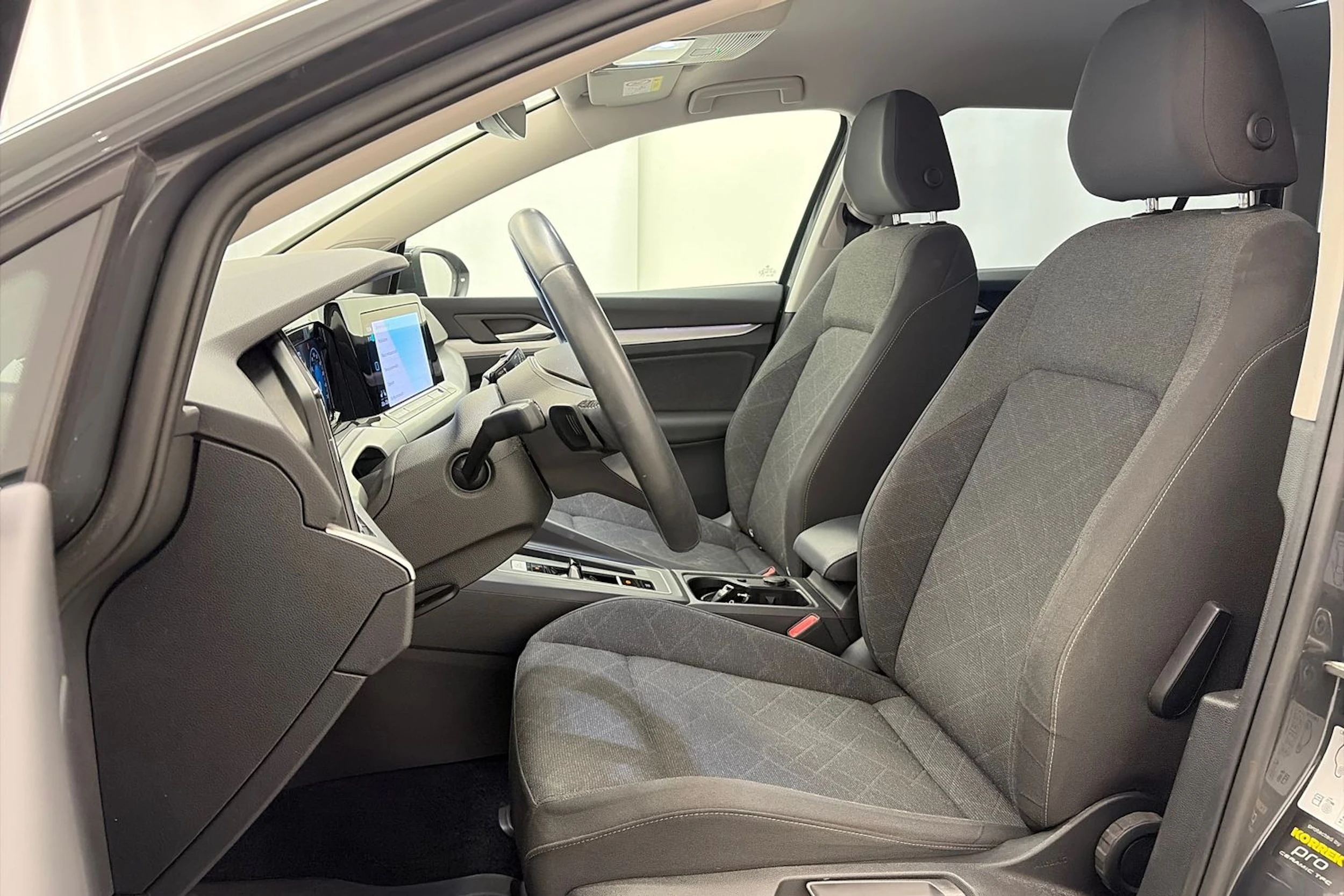 harmaa Volkswagen Golf 2023 kuva 17.
