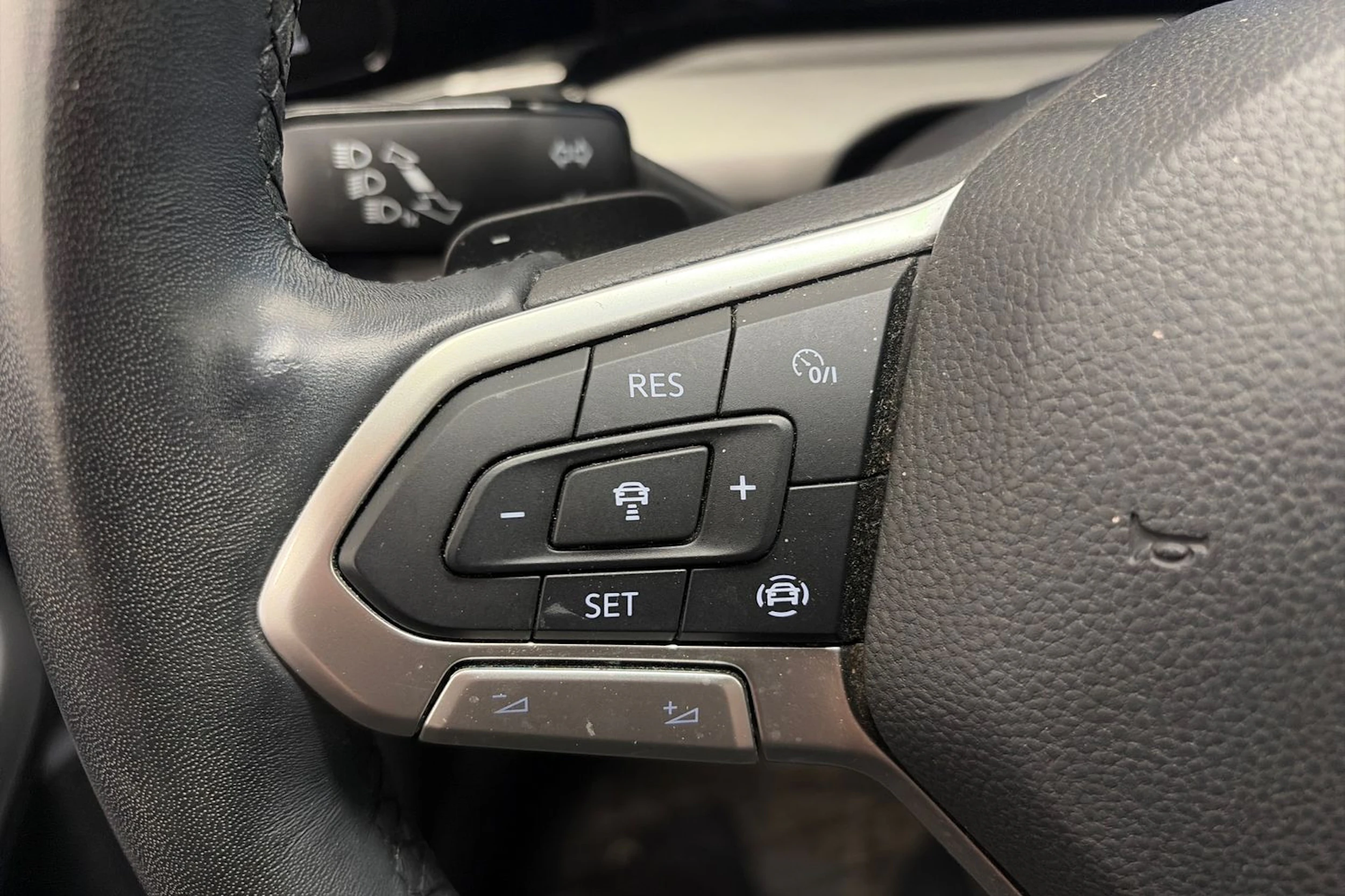 harmaa Volkswagen Golf 2023 kuva 19.