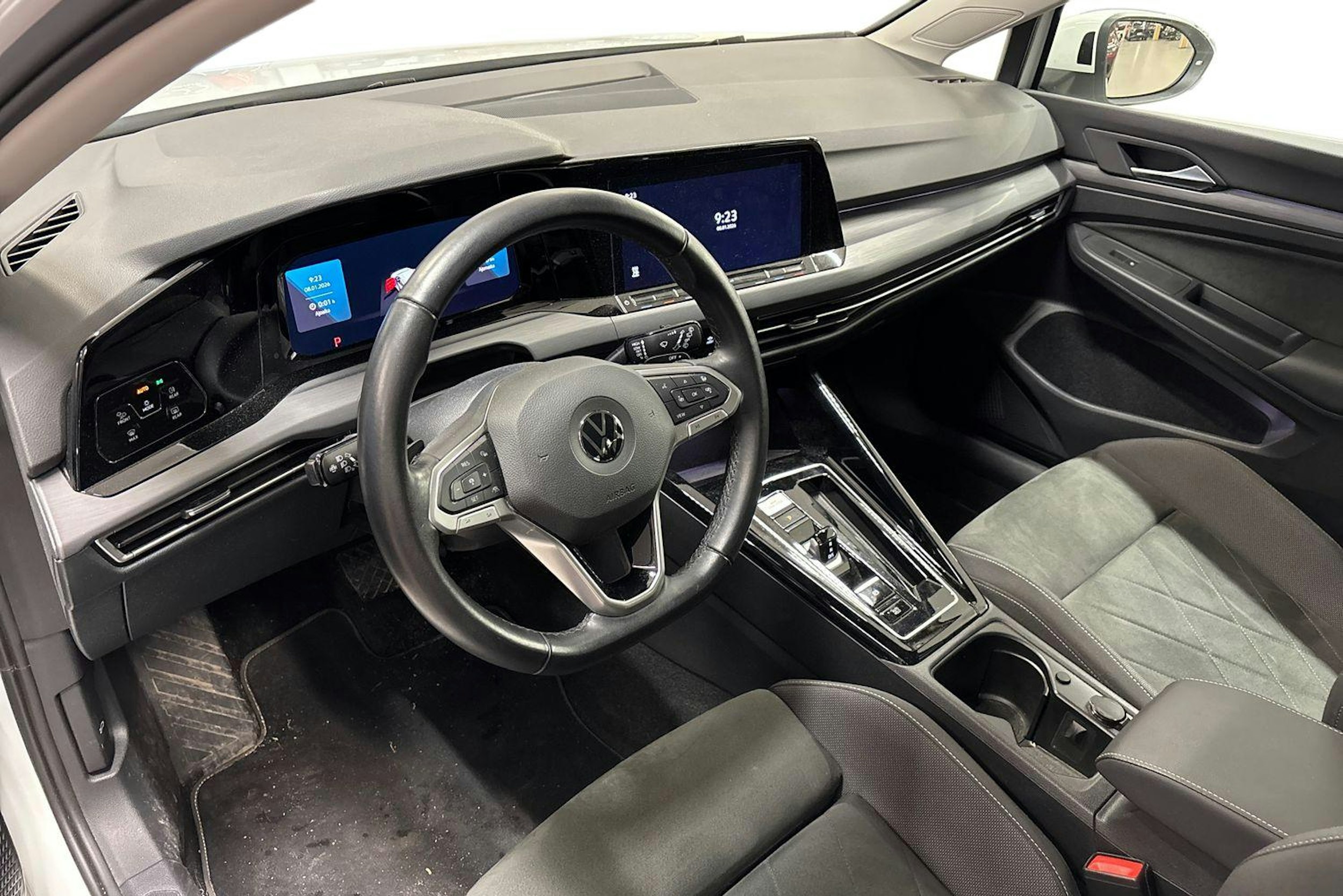 valkoinen Volkswagen Golf 2023 kuva 3.