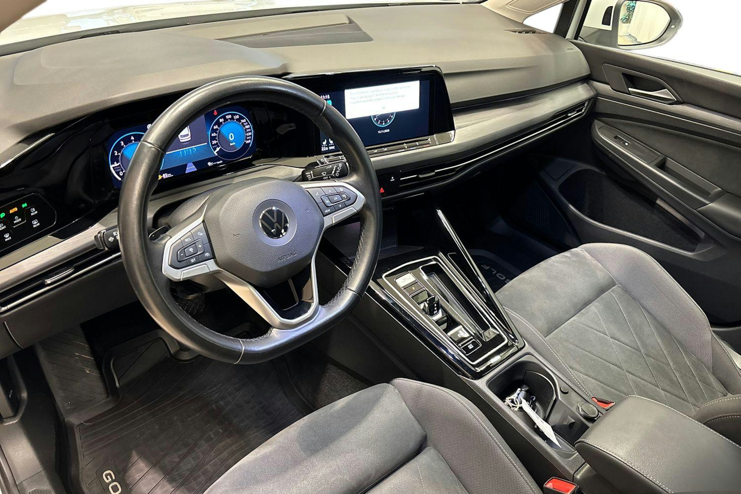 valkoinen Volkswagen Golf 2023 kuva 7.