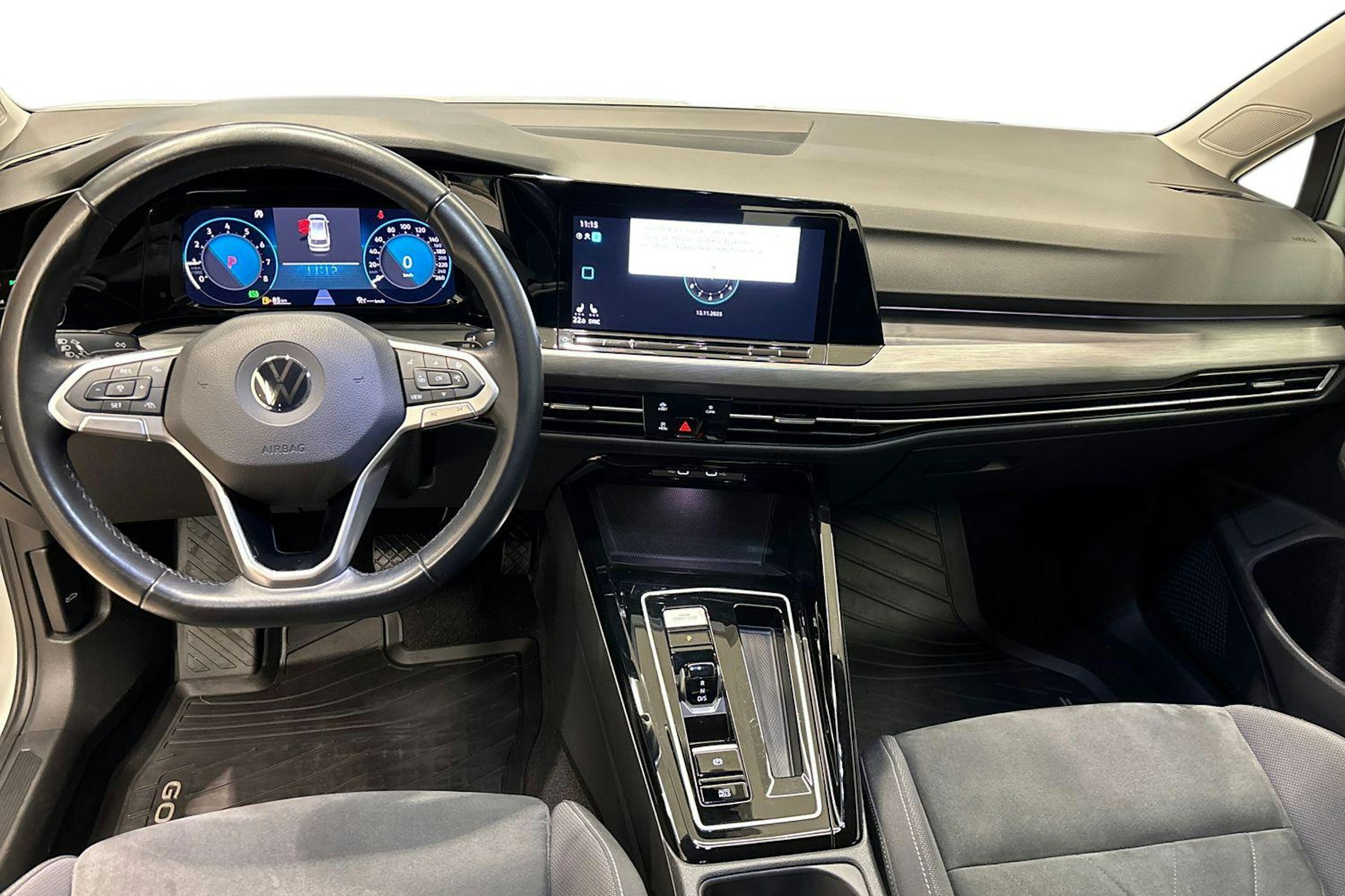 valkoinen Volkswagen Golf 2023 kuva 9.