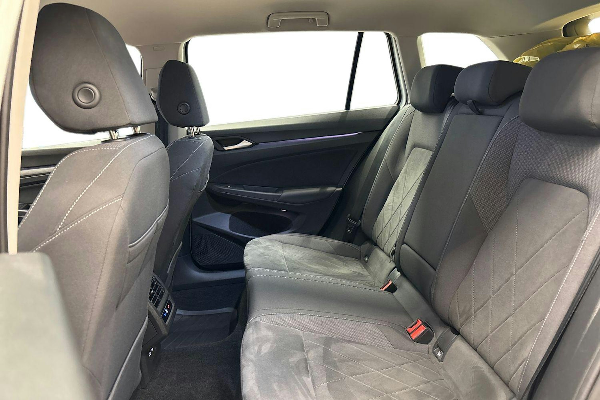 valkoinen Volkswagen Golf 2023 kuva 10.