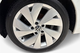 valkoinen Volkswagen Golf 2023 kuva 11.