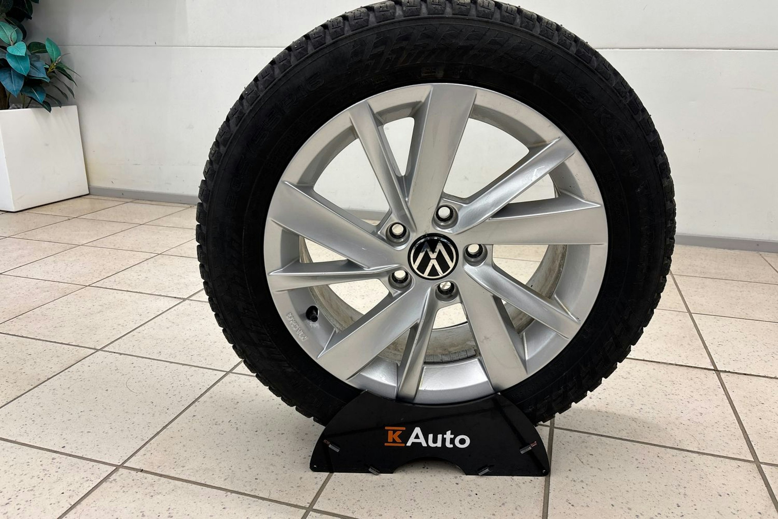 valkoinen Volkswagen Golf 2023 kuva 14.