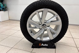 valkoinen Volkswagen Golf 2023 kuva 14.