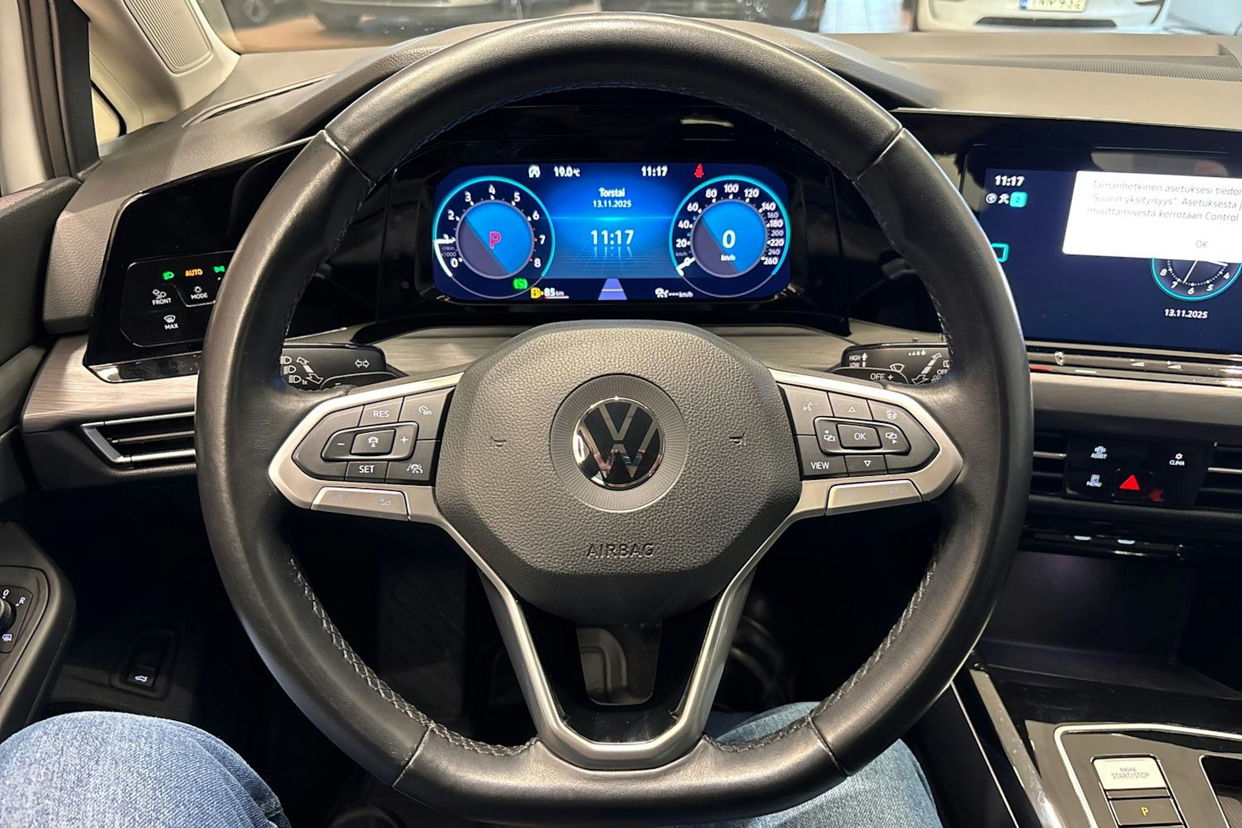 valkoinen Volkswagen Golf 2023 kuva 17.