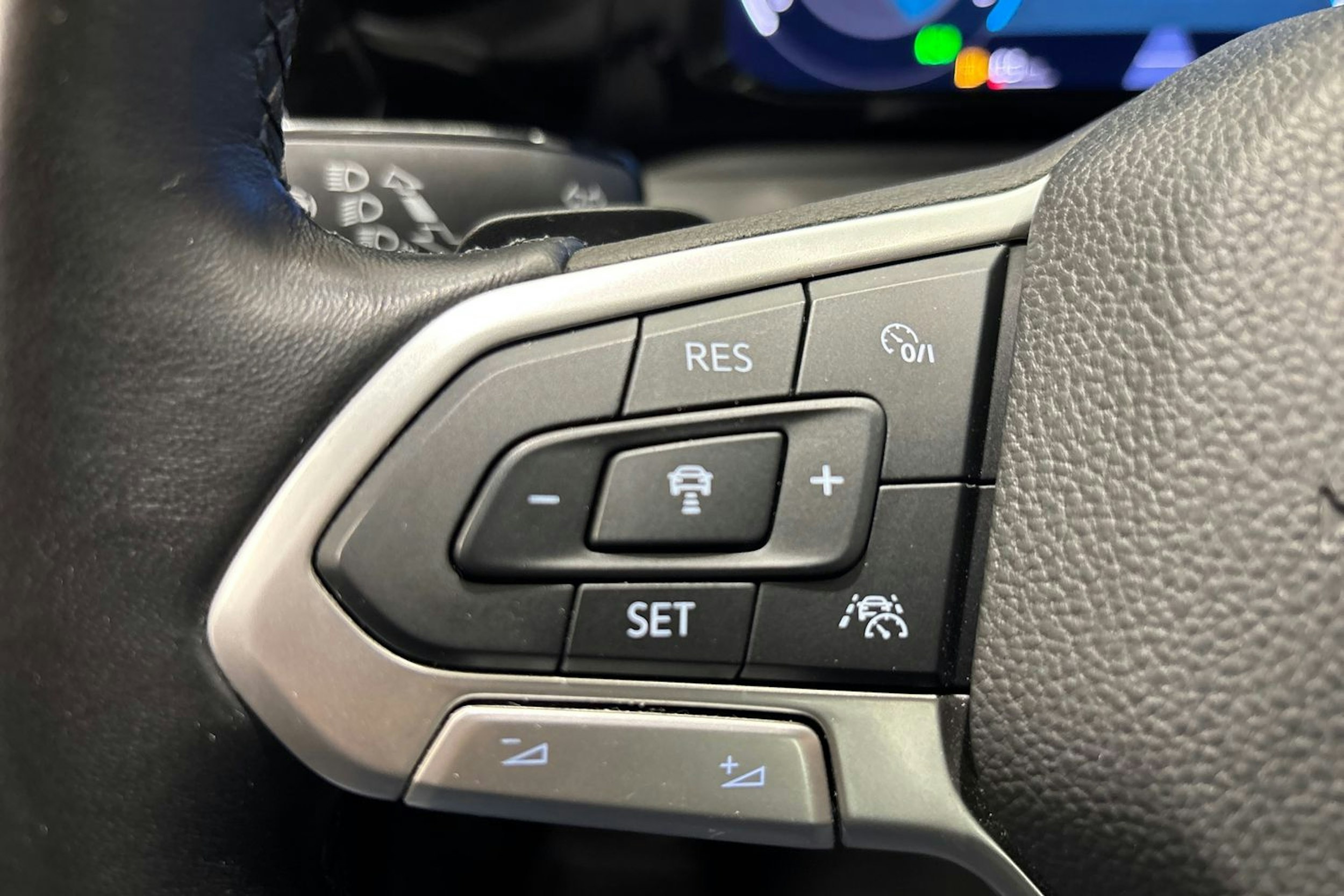 valkoinen Volkswagen Golf 2023 kuva 18.