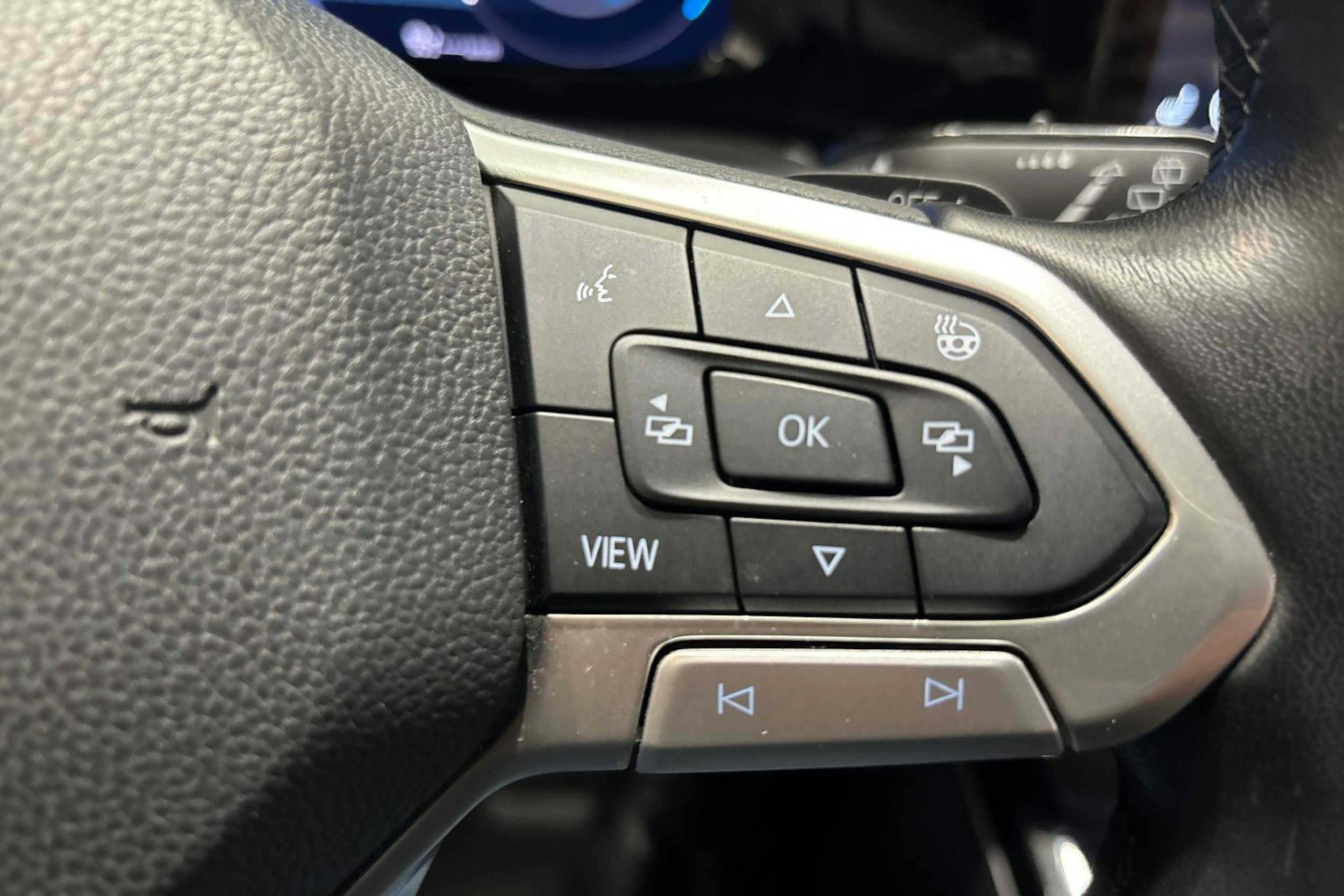 valkoinen Volkswagen Golf 2023 kuva 19.