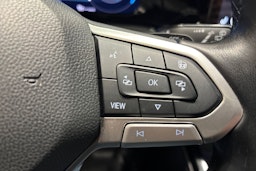 valkoinen Volkswagen Golf 2023 kuva 19.