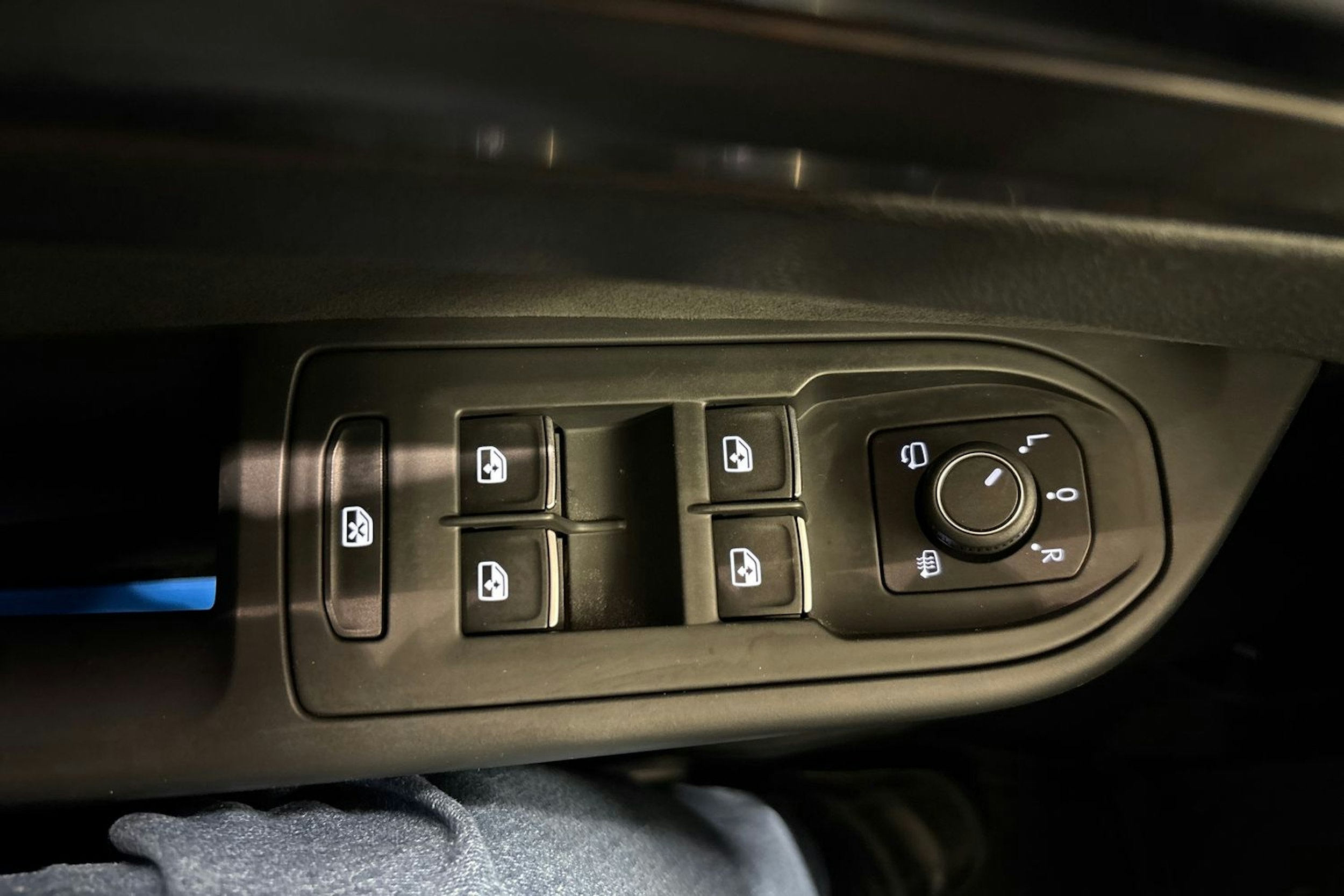 valkoinen Volkswagen Golf 2023 kuva 21.