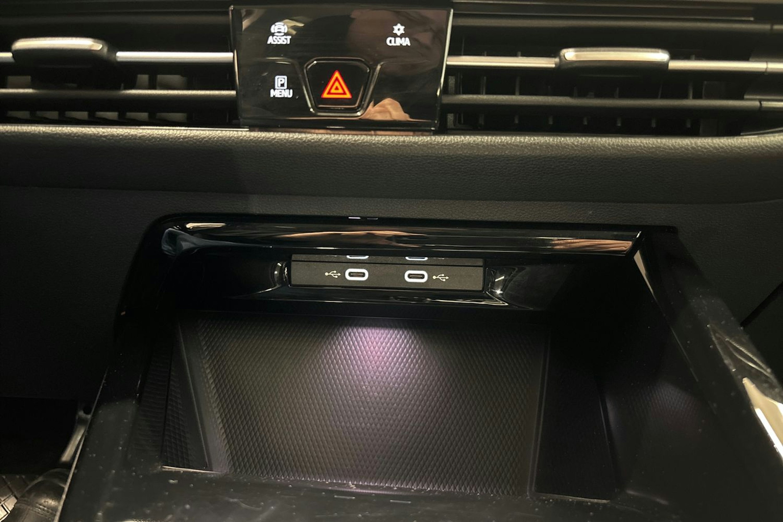 valkoinen Volkswagen Golf 2023 kuva 29.