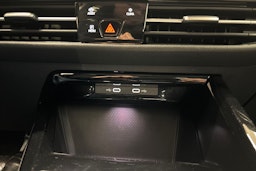 valkoinen Volkswagen Golf 2023 kuva 29.