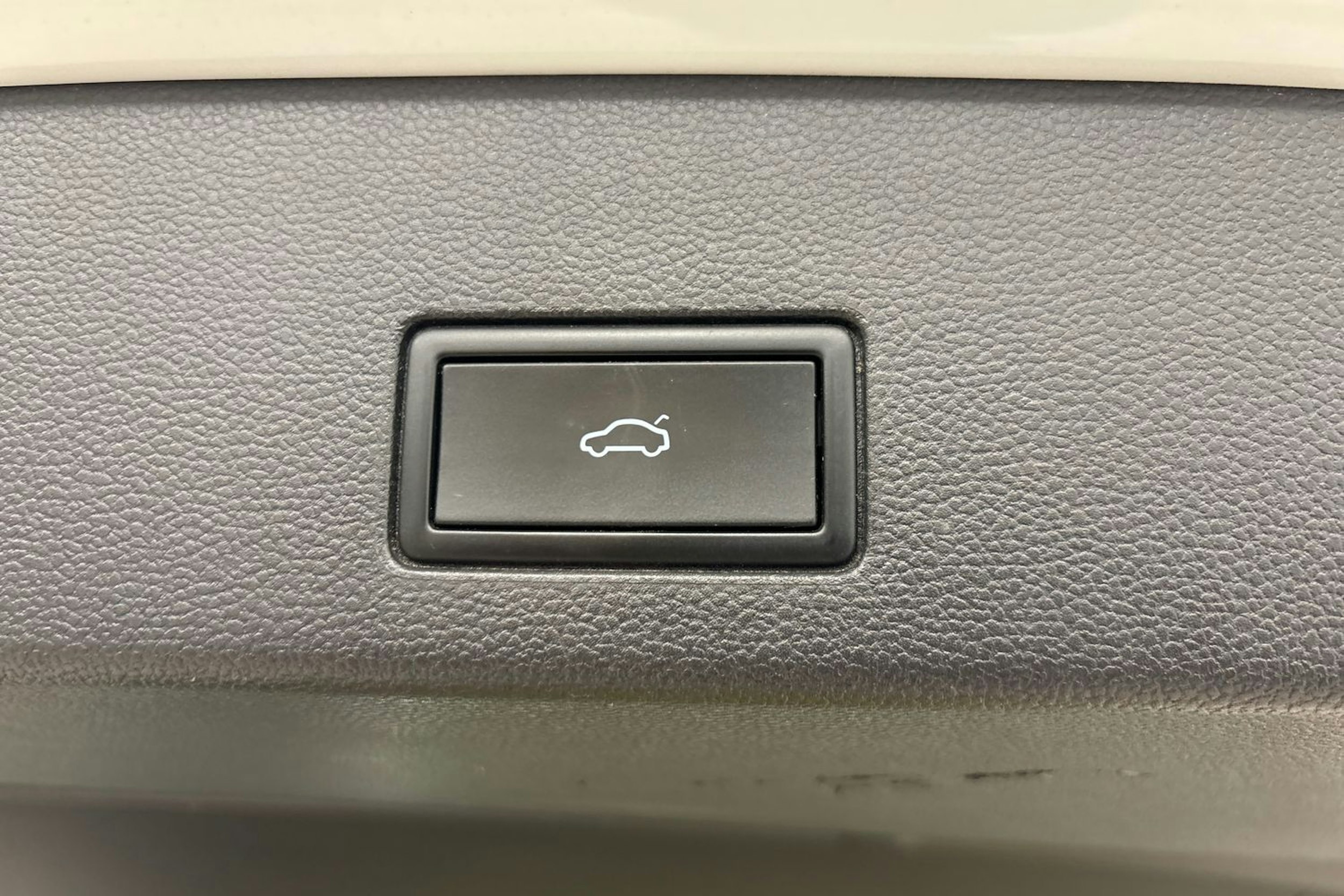 valkoinen Volkswagen Golf 2023 kuva 30.