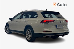 valkoinen Volkswagen Golf 2023 kuva 2.