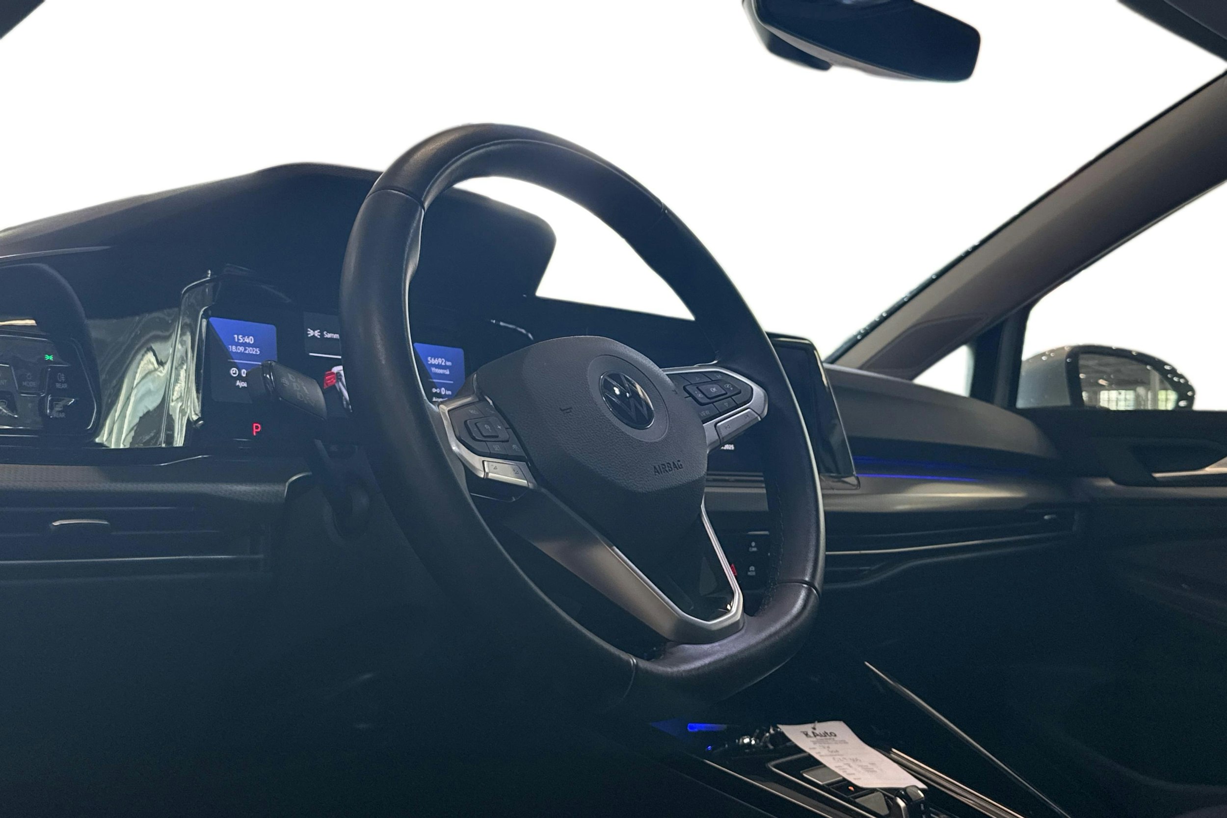 valkoinen Volkswagen Golf 2023 kuva 3.