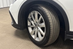 valkoinen Volkswagen Golf 2023 kuva 11.