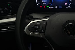 valkoinen Volkswagen Golf 2023 kuva 16.