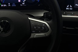 valkoinen Volkswagen Golf 2023 kuva 17.