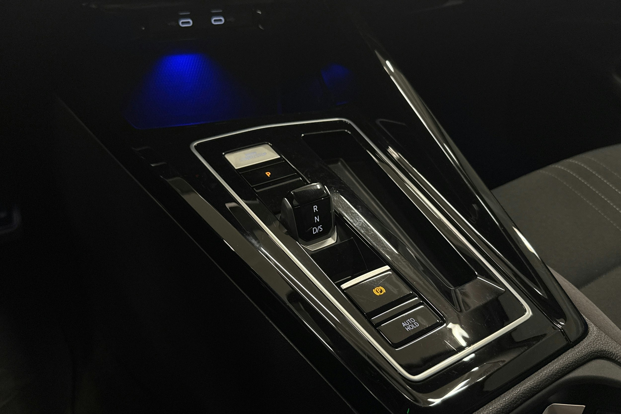 valkoinen Volkswagen Golf 2023 kuva 23.