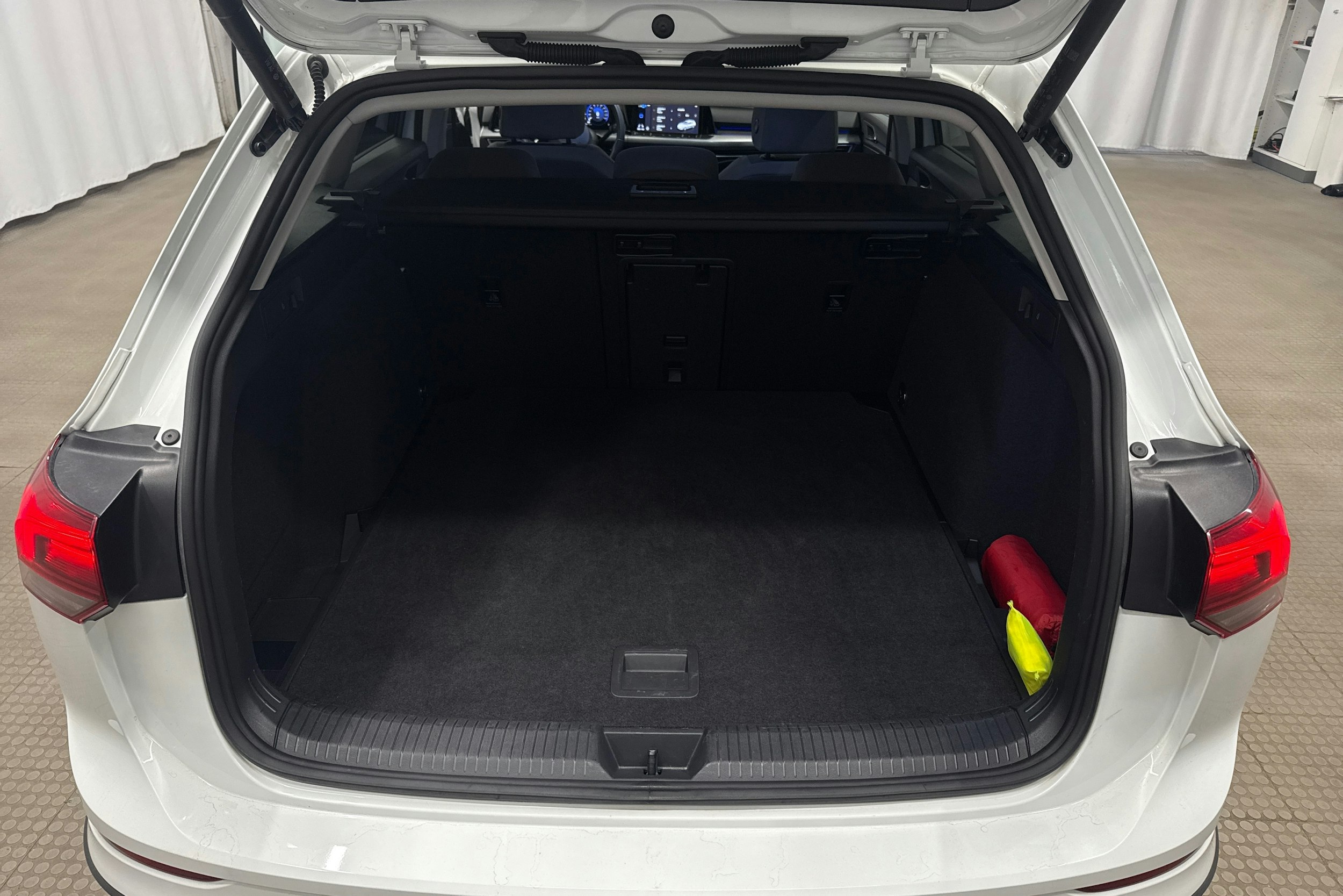 valkoinen Volkswagen Golf 2023 kuva 24.