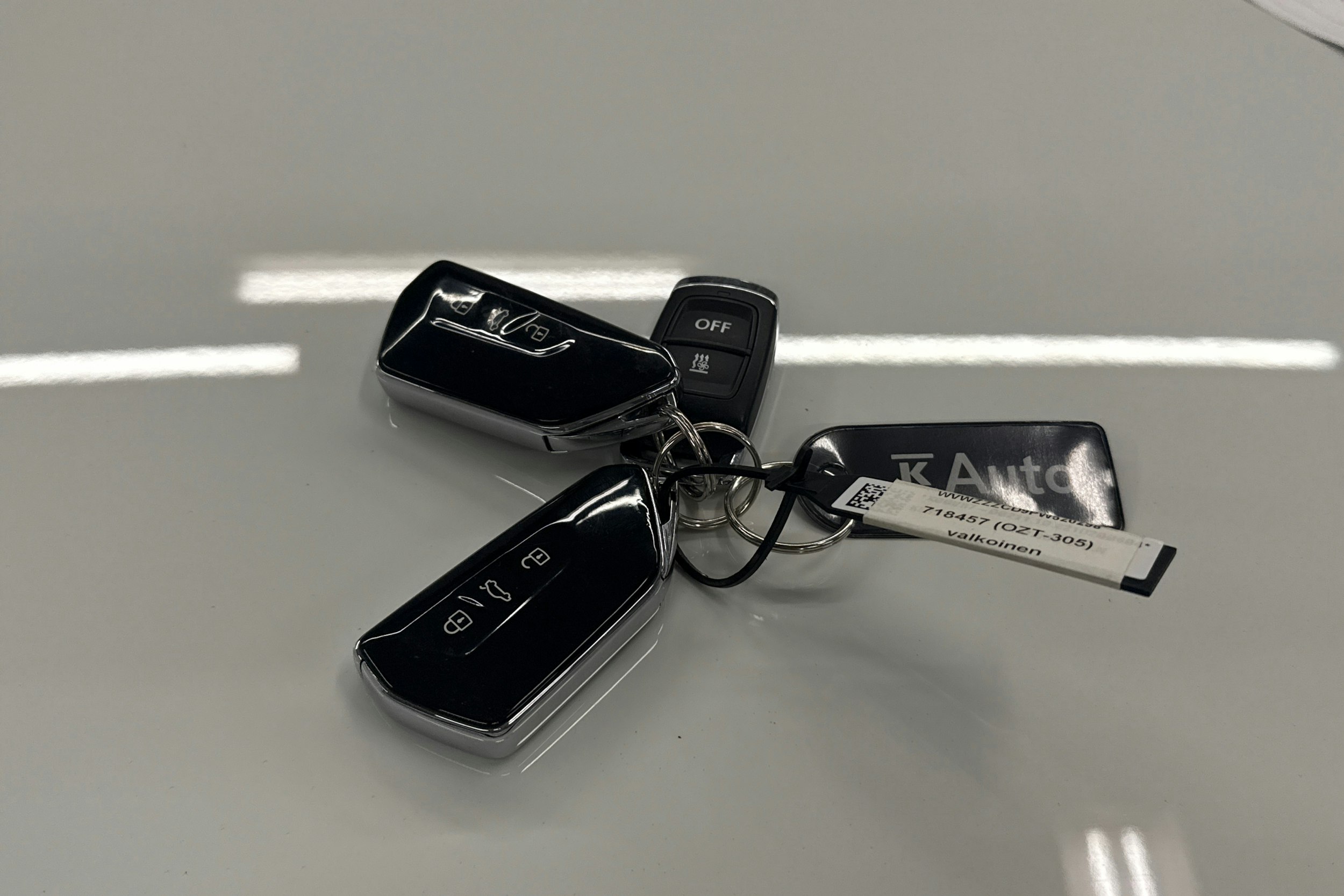 valkoinen Volkswagen Golf 2023 kuva 26.