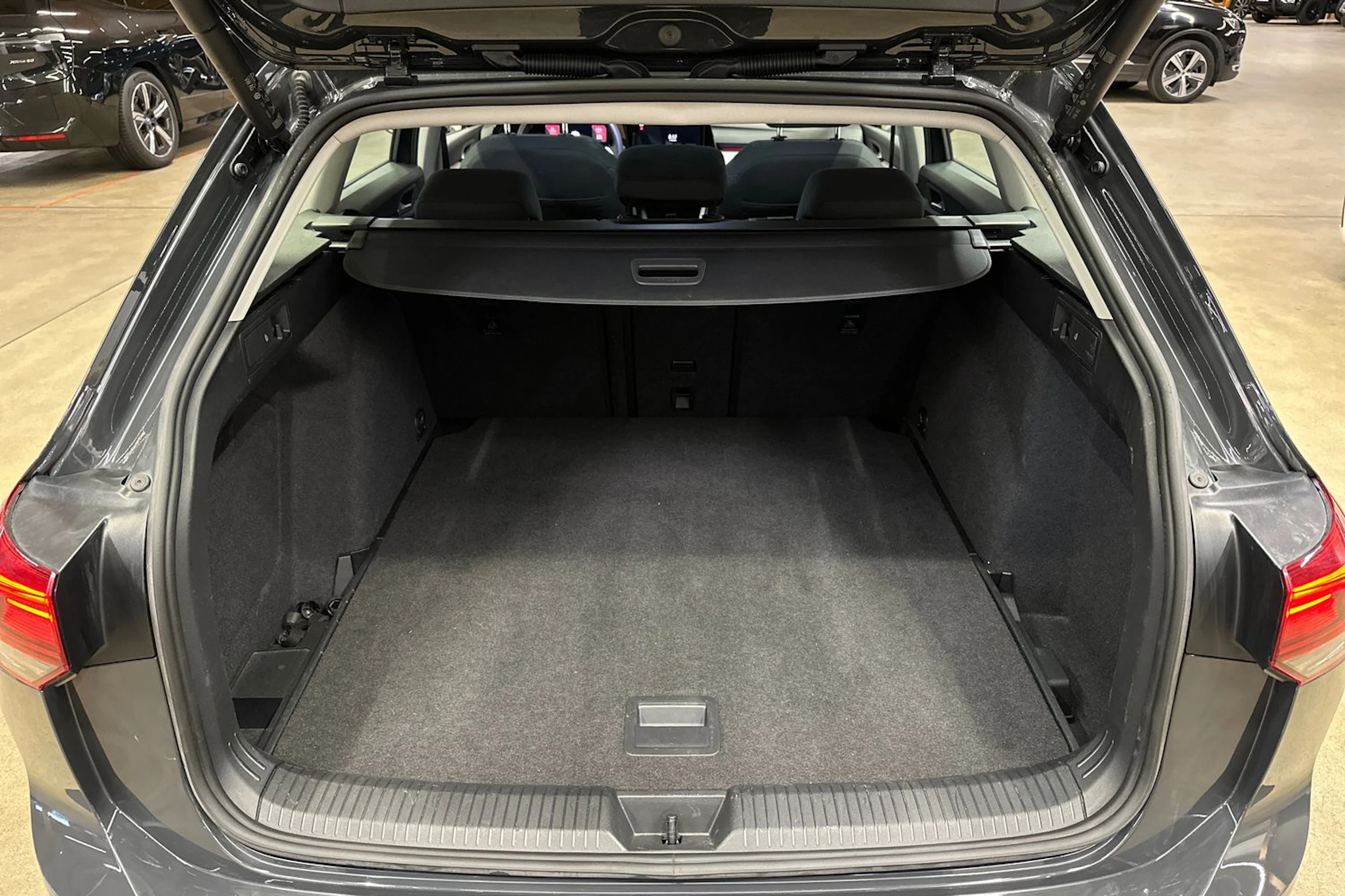 Harmaa Volkswagen Golf 2023 kuva 23.