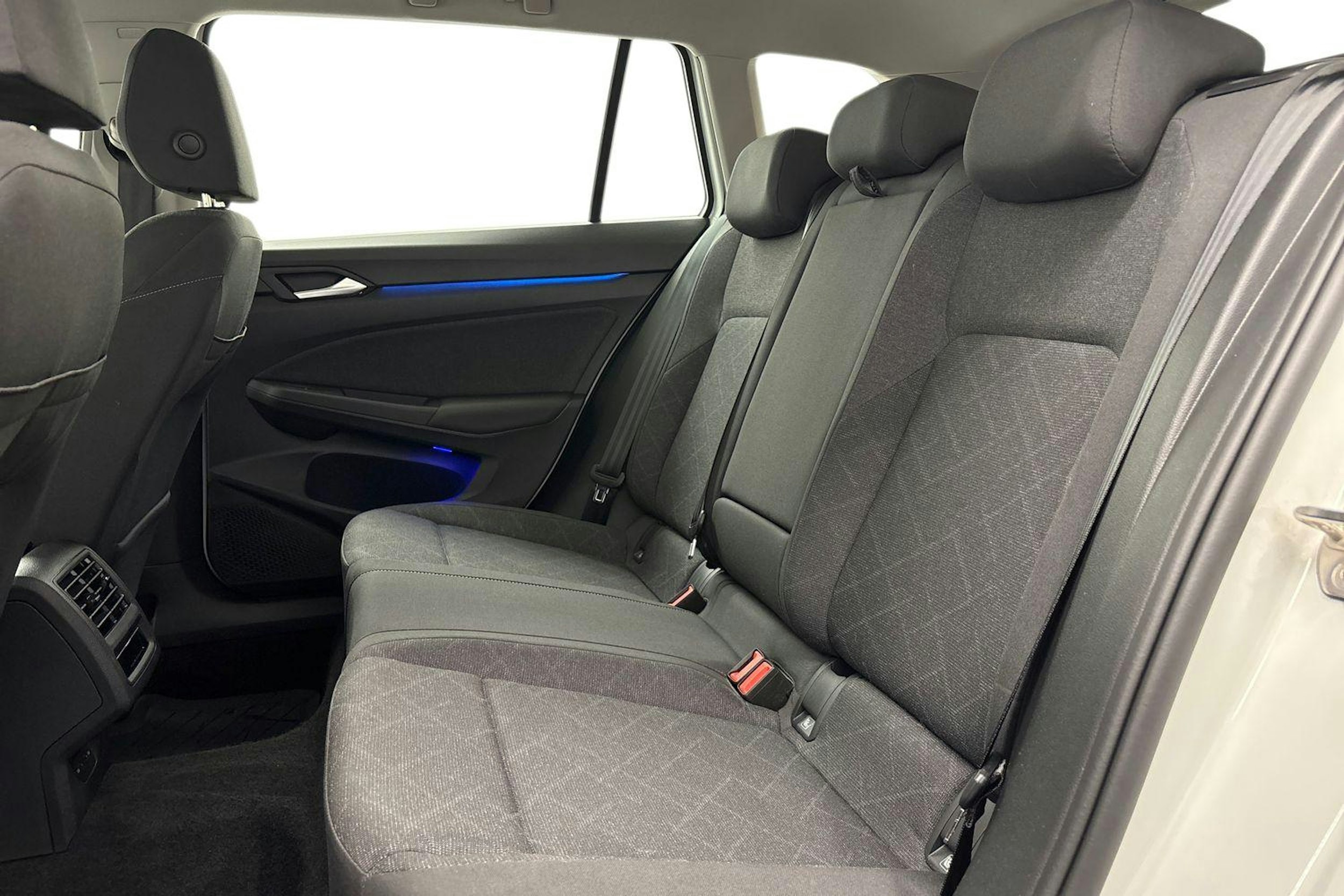 valkoinen Volkswagen Golf 2023 kuva 10.