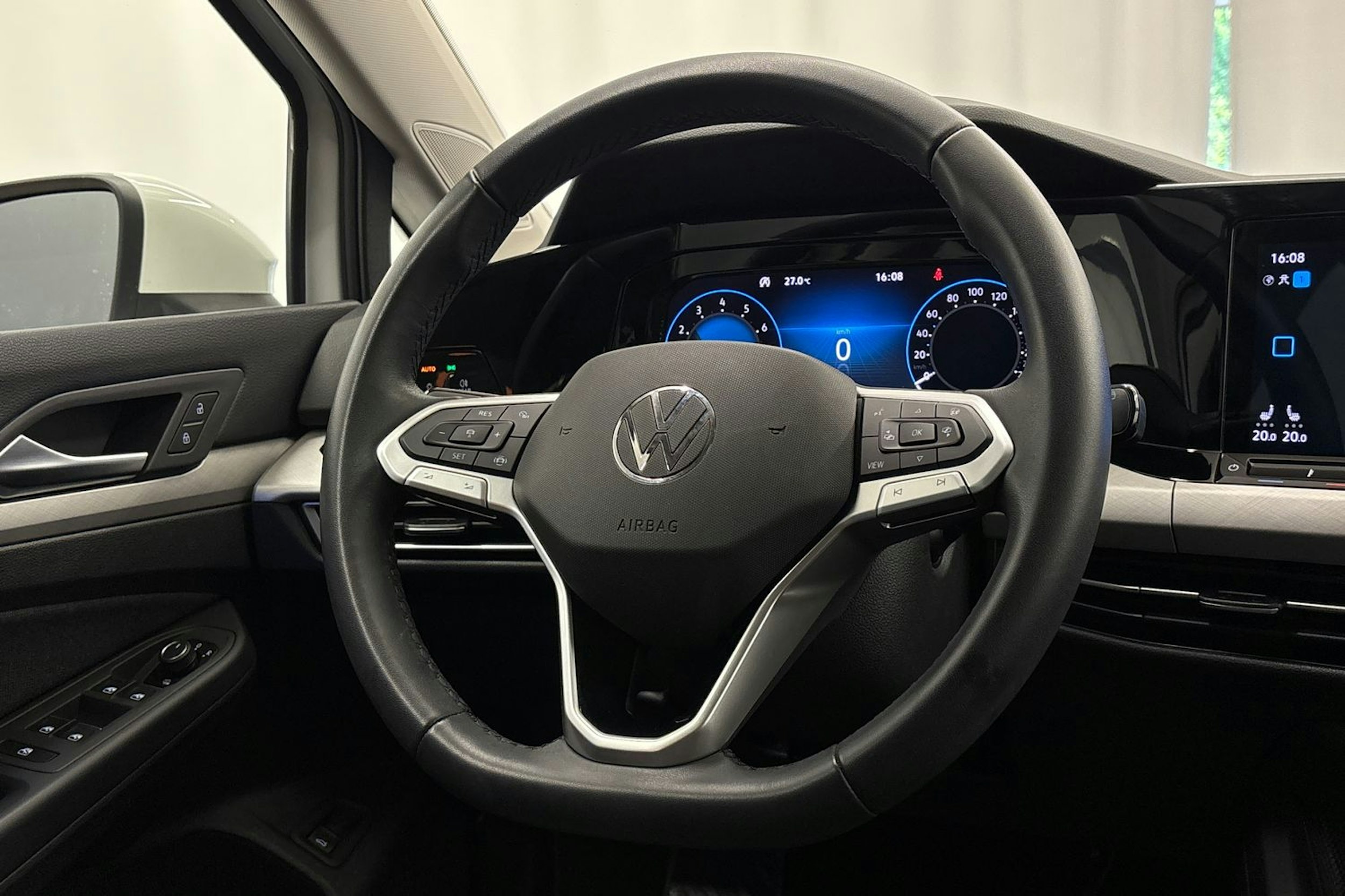 valkoinen Volkswagen Golf 2023 kuva 14.