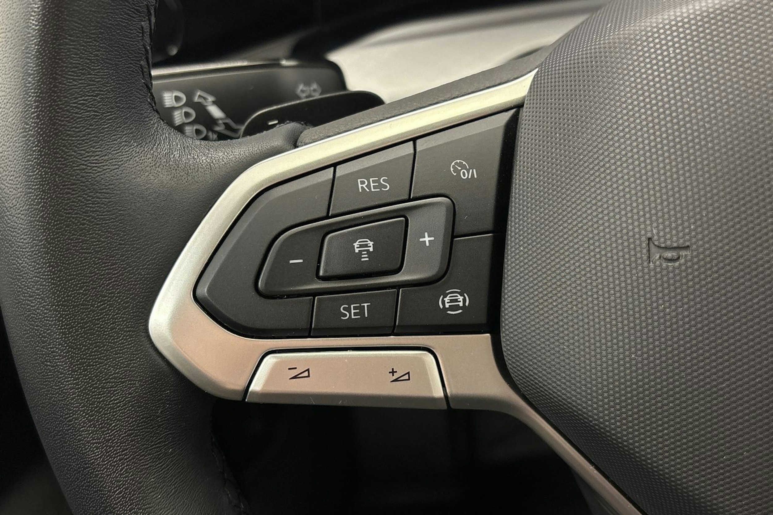 valkoinen Volkswagen Golf 2023 kuva 15.