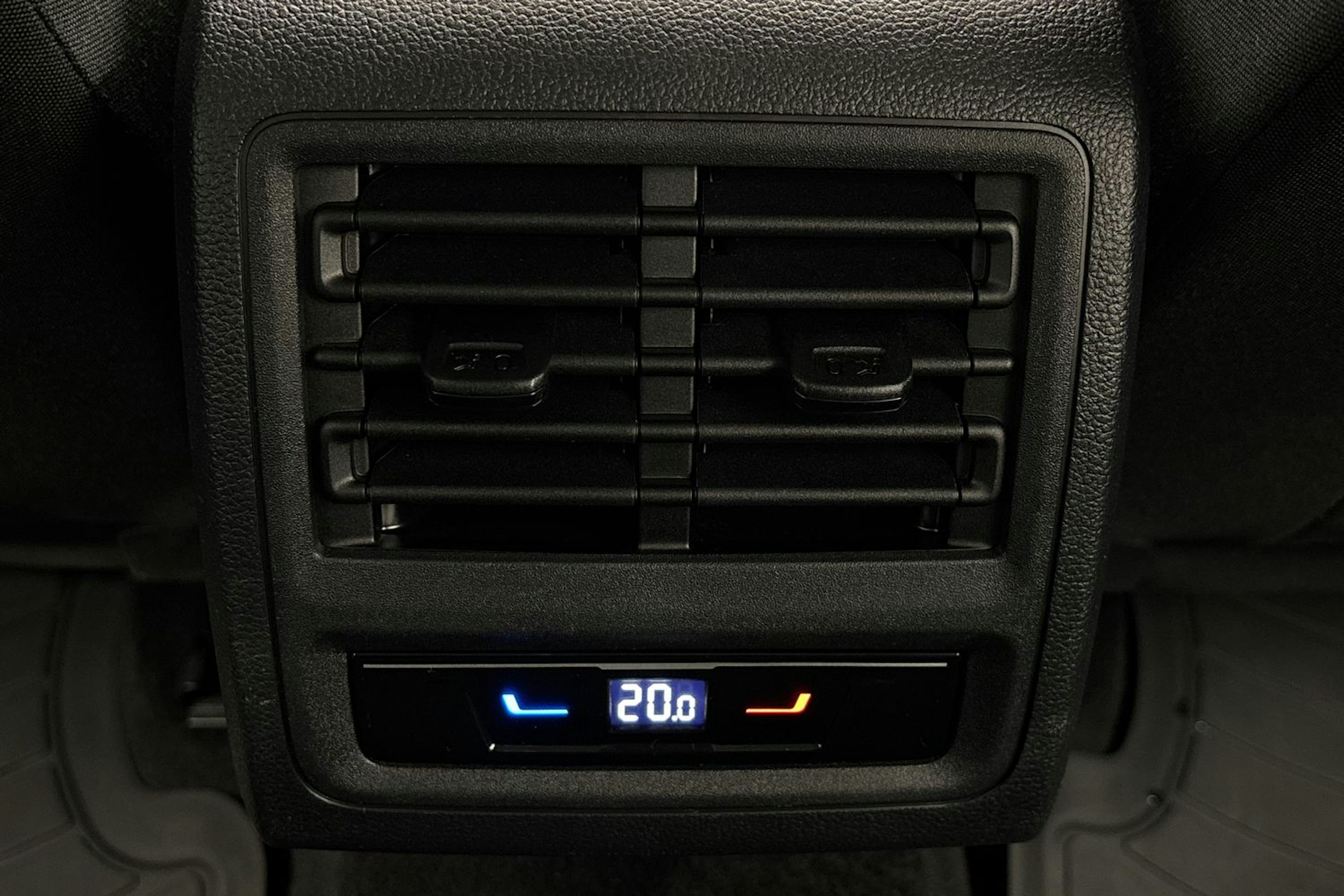 valkoinen Volkswagen Golf 2023 kuva 22.