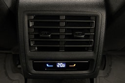 valkoinen Volkswagen Golf 2023 kuva 22.