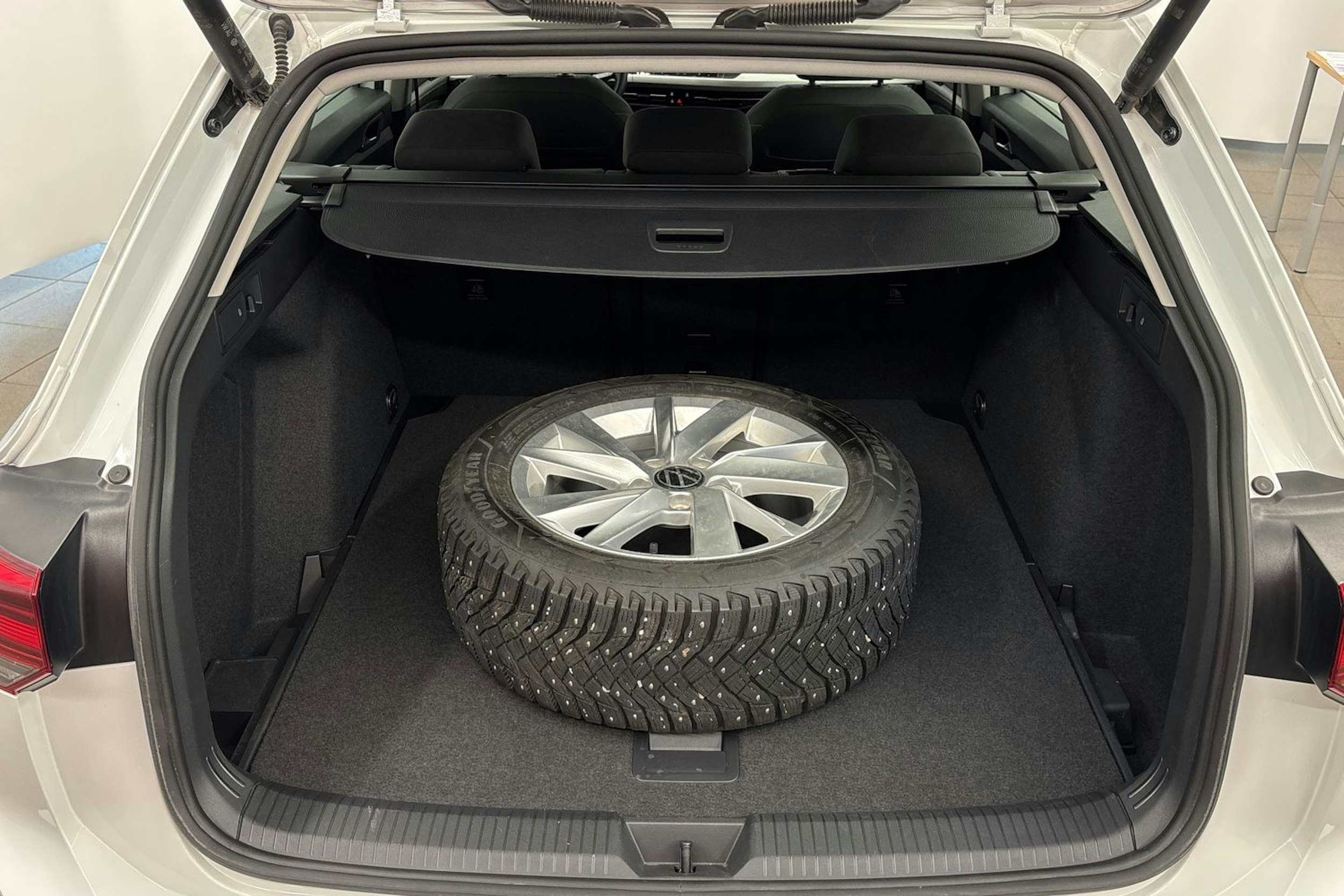 valkoinen Volkswagen Golf 2023 kuva 23.