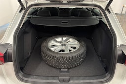 valkoinen Volkswagen Golf 2023 kuva 23.