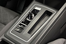 valkoinen Volkswagen Golf 2023 kuva 26.