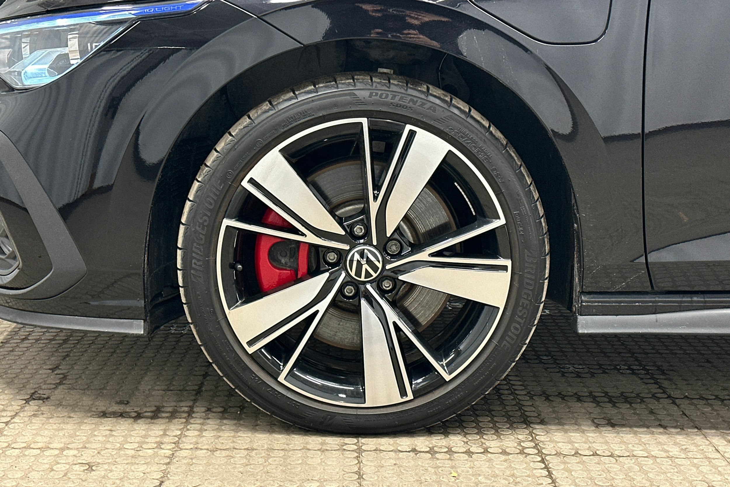 musta Volkswagen Golf 2023 kuva 11.