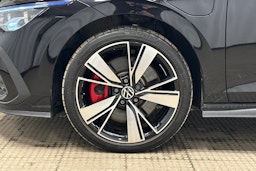 musta Volkswagen Golf 2023 kuva 11.