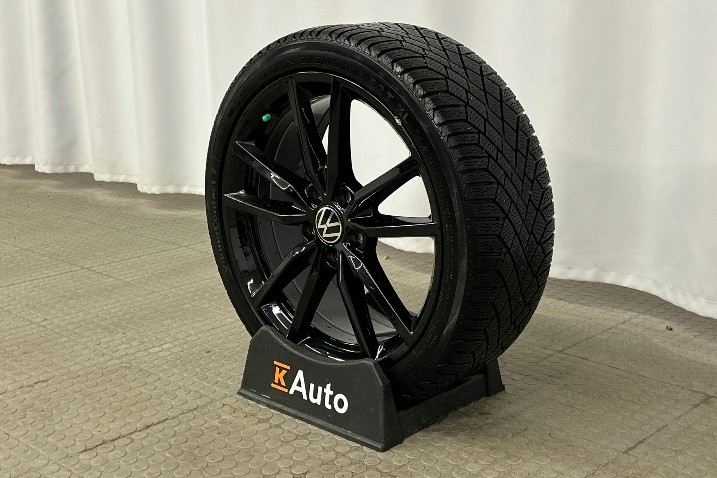 musta Volkswagen Golf 2023 kuva 13.