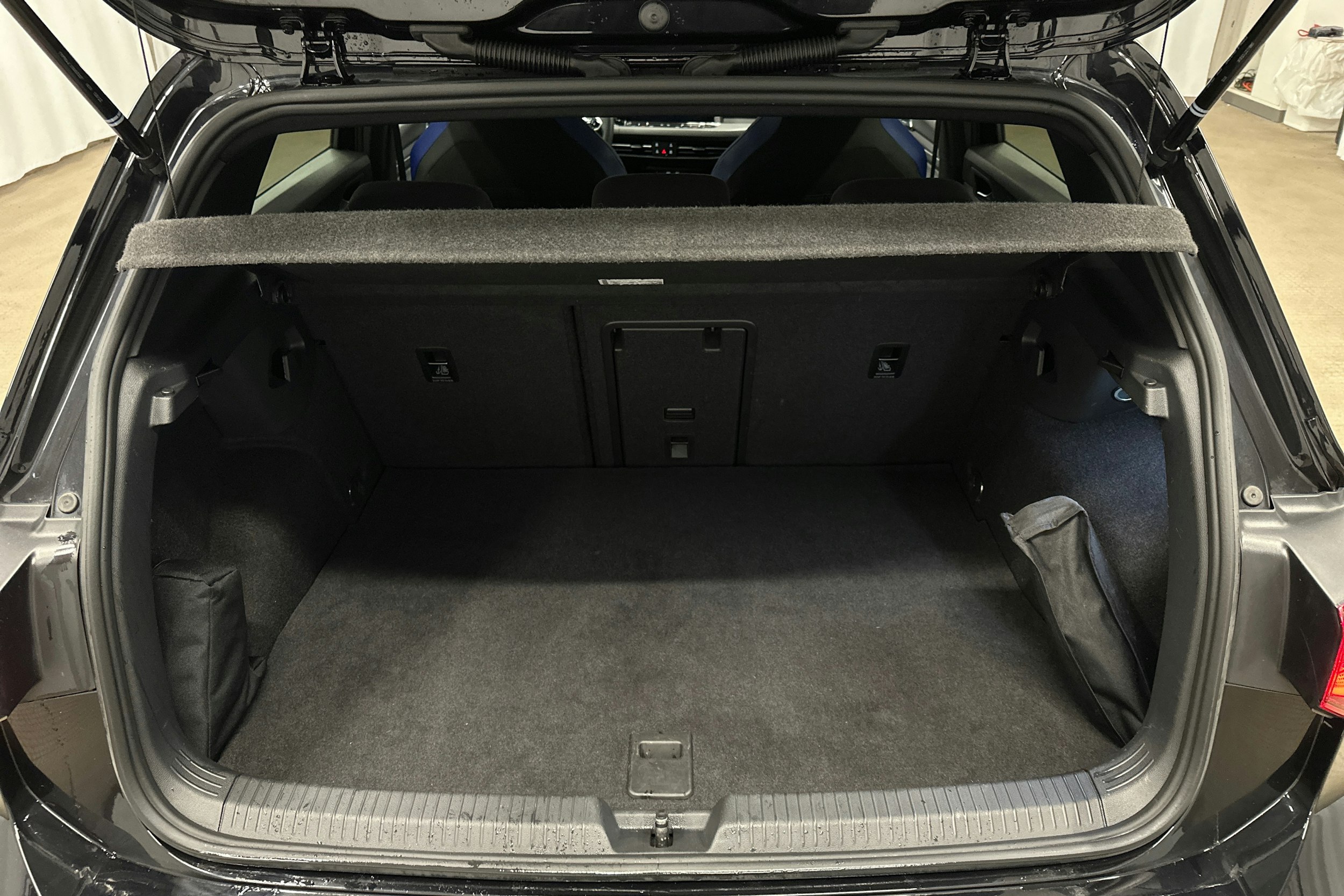 musta Volkswagen Golf 2023 kuva 14.